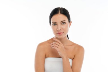 Genç, güzel, güzel, beyaz, güzel bir kadın. Temiz, sağlıklı bir yüz bakımı. Moda makyajlı Asyalı kız modeli Camara 'ya bak.