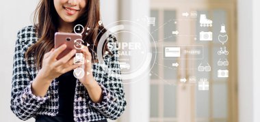 Kadın portresi rahatla akıllı telefon teknolojisini moda ikonu çevrimiçi alışverişi için kullan. Genç kız alışveriş zamanı yaz indiriminden ve alışverişlerden hoşlanıyor. İnternet üzerinden alışveriş kavramı.