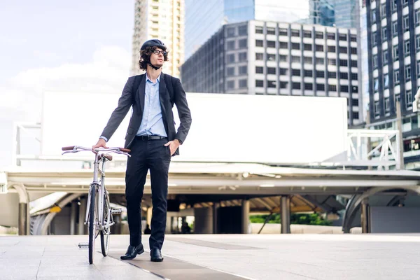 Sırt Çantalı Yakışıklı Adamının Portresi Sokakta Bisiklete Biniyor Işe Gidiyor — Stok fotoğraf