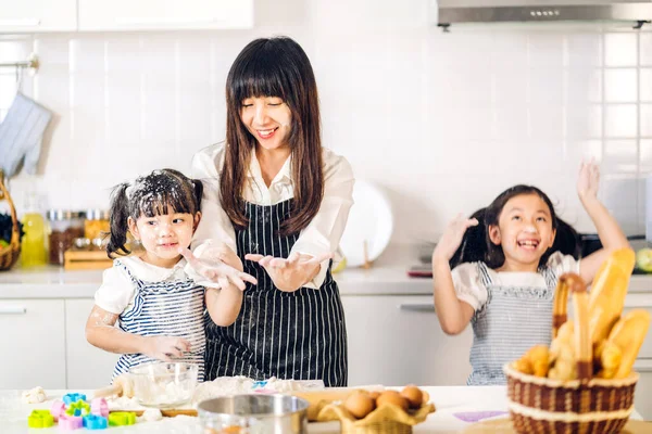Retrato Desfrutar Feliz Amor Asiático Família Mãe Pouco Criança Asiático Fotografias De Stock Royalty-Free