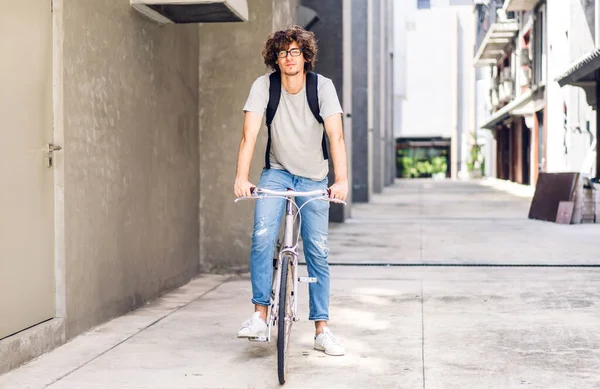 Portré Alkalmi Hipster Jóképű Üzletember Hátizsák Várja Miközben Ingázás Kerékpározás Stock Kép