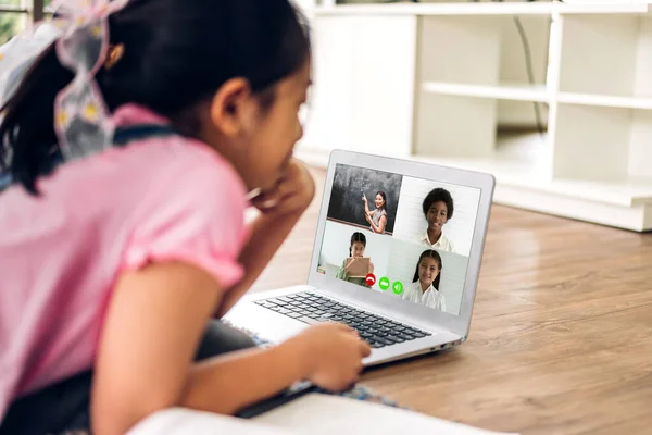 Iskola Gyerek Kis Diák Lány Tanulás Nézi Laptop Számítógép Hogy Jogdíjmentes Stock Fotók