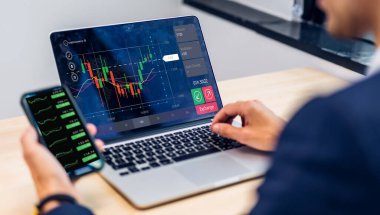 Ticari tüccar yatırımcılarının başarısı teknoloji bilgisayarı ve blok zinciri borsa kripto para birimi yatırım grafiği kullanması ve fiyat grafiği veri grafiğiyle satın alması.