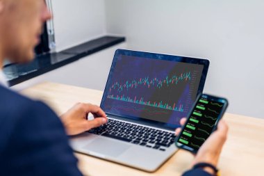 Ticari tüccar yatırımcılarının başarısı teknoloji bilgisayarı ve blok zinciri borsa kripto para birimi yatırım grafiği kullanması ve fiyat grafiği veri grafiğiyle satın alması.