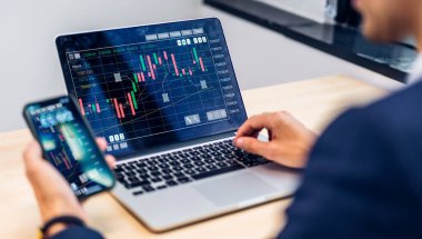 Ticari tüccar yatırımcılarının başarısı teknoloji bilgisayarı ve blok zinciri borsa kripto para birimi yatırım grafiği kullanması ve fiyat grafiği veri grafiğiyle satın alması.