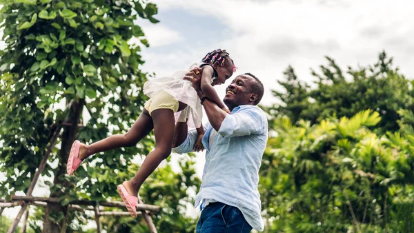 Портрет Счастливого Отца Африканской Семьи Маленькой Африканской Девочкой Улыбающейся Весело Лицензионные Стоковые Изображения