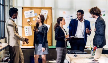 Girişim proje analizi finans süreci ile bir grup iş toplantısı ve strateji tartışması. İş adamları ofiste belge ile pazarlama fikrini planlar ve beyin fırtınası yaparlar. Takım çalışması