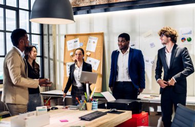 Girişim proje analizi finans süreci ile bir grup iş toplantısı ve strateji tartışması. İş adamları ofiste belge ile pazarlama fikrini planlar ve beyin fırtınası yaparlar. Takım çalışması