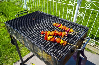 Et ve sebzeli basit barbekü şişleri.