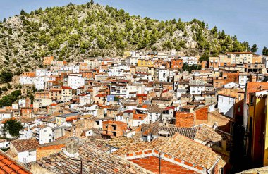 Bogarra köyü manzaralı, Castilla la la mancha, İspanya. Eski köy, eski evler ve dağ manzarası