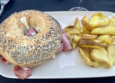 Jambonlu ve peynirli sandviç ve patates.