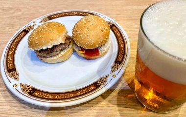 İki mini burger ve taze bira. İspanyol tapaları
