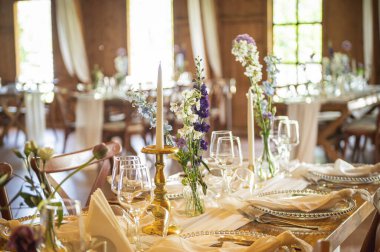 Çiçek süsleme masasında mumlar var.