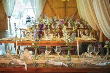 Çiçekli düğün süsleme masası.