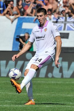 Cremonese 'li Luka Lochoshvili oyuncu, İtalya SerieA Şampiyonası' nda Atalanta, Cremonese 1, Atalanta 1, Cremonese 1 'e karşı, Gewiss Stadyumu' nda oynanan karşılaşmada.