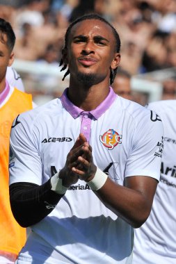 Cremonese 'li Emanuel Aiwu oyuncusu, İtalya SerieA Şampiyonası' nda Atalanta, Cremonese 1, Atalanta 1, Cremonese 1 'e karşı, Gewiss Stadyumu' nda oynanan maç sırasında.