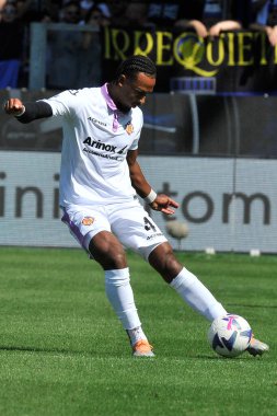 Cremonese 'li Emanuel Aiwu oyuncusu, İtalya SerieA Şampiyonası' nda Atalanta, Cremonese 1, Atalanta 1, Cremonese 1 'e karşı, Gewiss Stadyumu' nda oynanan maç sırasında.