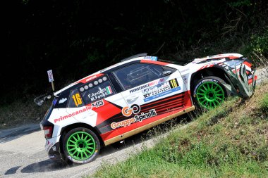 Şoför Fabio Andolfi ve yardımcısı Manuel Fenoli, Laz 'da düzenlenen FIA Avrupa Ralli 