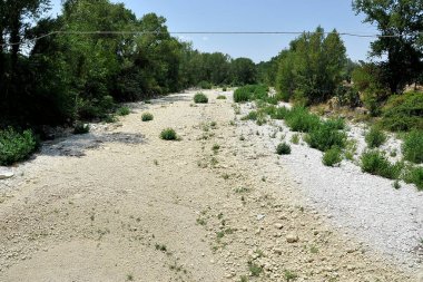İtalya 'yı etkileyen yüksek sıcaklık ve kuraklık nedeniyle Liri Nehri' nin bir kolu olan Frosinone ilindeki Melfa nehri kuruyor..