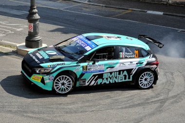 Sürücü Antonio Rusce ve yardımcı sürücüsü Giulia Paganoni, Colle San Maro - Roccasecca 'da düzenlenen FIA Avrupa Ralli Şampiyonası 