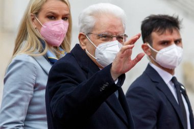 İtalya Cumhuriyeti 'nin Sergio Mattarella Başkanı, her yıl 25 Nisan' da düzenlenen 77. kurtuluş yıldönümü münasebetiyle Acerra 'da. Acerra, İtalya, 25 Nisan. 2022.