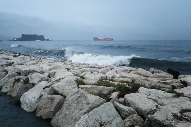 Aylarca süren sıcak ve kuraklıktan sonra, şiddetli yağmur ve fırtınalar tüm İtalya ve Güney İtalya 'yı vurdu, nüfusa zarar verdi ve seller meydana geldi. Mergellina' nın sahilinde Castel dell 'Ovo ile dalgalar kopuyor..