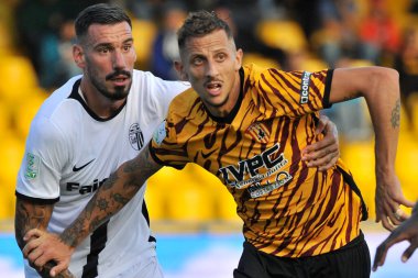 Benevento 'lu Riccrdo Improta oyuncusu ve Ascoli' li Nicola Falasco oyuncusu, Benevento - Ascoli final maçı sırasında, Benevento 1, Ascoli 1, Ciro Vigorito Stadyumu 'nda oynandı..