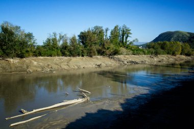 Volturno nehri kurudu. Kuraklık Campania 'da ve İtalya genelinde devam ediyor, yağmur eksikliği tarıma, ellvamenti' ye ve yerel ve ulusal ekonomiye zarar veriyor..