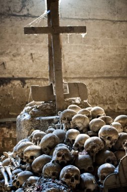 Napoli 'nin Fontanelle antik mezarlığında, antik zamanlardaki su kaynaklarının varlığından esinlenilerek, 1656' da veba salgını ve 1836 'da kolera salgını sırasında ölen yaklaşık 40.000 kişinin mezarlığı yan evindeydi..