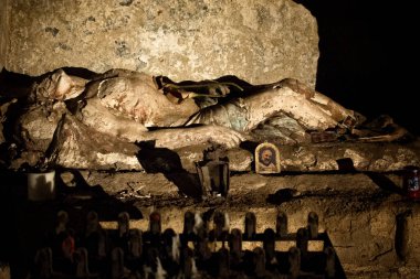 Napoli 'nin Fontanelle antik mezarlığında, antik zamanlardaki su kaynaklarının varlığından esinlenilerek, 1656' da veba salgını ve 1836 'da kolera salgını sırasında ölen yaklaşık 40.000 kişinin mezarlığı yan evindeydi..