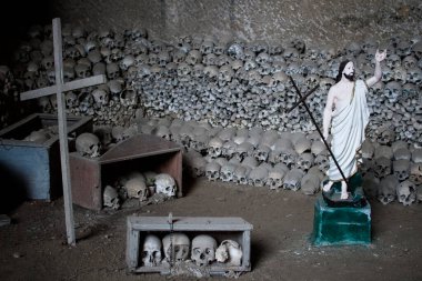 Napoli 'nin Fontanelle antik mezarlığında, antik zamanlardaki su kaynaklarının varlığından esinlenilerek, 1656' da veba salgını ve 1836 'da kolera salgını sırasında ölen yaklaşık 40.000 kişinin mezarlığı yan evindeydi..