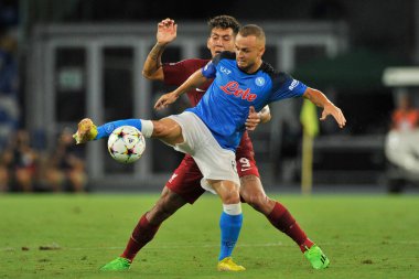 Napoli 'nin Stanislav Lobotka oyuncusu Liverpool' un Roberto Firmino oyuncusu, Napoli - Liverpool final maçı olan Napoli 4, Liverpool 1 arasındaki Uefa Şampiyonlar Ligi maçında Diego Armando Maradona Stadyumu 'nda oynandı.. 