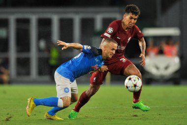Napoli 'nin Stanislav Lobotka oyuncusu Liverpool' un Roberto Firmino oyuncusu, Napoli - Liverpool final maçı olan Napoli 4, Liverpool 1 arasındaki Uefa Şampiyonlar Ligi maçında Diego Armando Maradona Stadyumu 'nda oynandı.. 