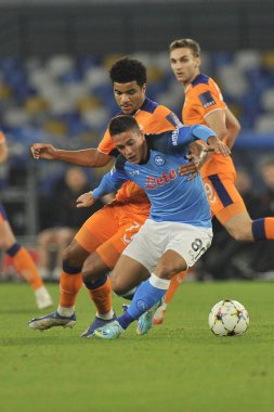 Napoli 'nin Giacomo Raspadori oyuncusu ve Rangers' ın Malik Tillman oyuncusu Napoli - Rangers final maçı sırasında, Napoli 3, Rangers 0, Diego Armando Maradona Stadyumu 'nda oynandı..