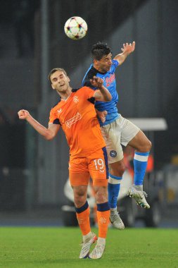 Napoli 'nin Giovanni Simeone oyuncusu ve Rangers' ın James Sands oyuncusu, Napoli - Rangers final maçı sırasında, Napoli 3, Rangers 0, Diego Armando Maradona Stadyumu 'nda oynandı..