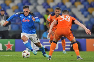 Napoli 'nin Giacomo Raspadori oyuncusu ve Rangers' ın Leon King oyuncusu, Napoli - Rangers final maçı sırasında, Napoli 3, Rangers 0, Diego Armando Maradona Stadyumu 'nda oynandı..
