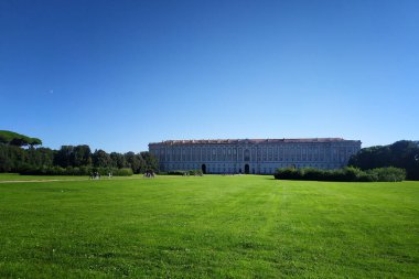 Caserta Kraliyet Sarayı, 1997 yılında Unesco mirasına dahil olmak üzere 5 katlı 42 metre yüksekliğindedir. 2021 yılında 383 binden fazla ziyaretçisi oldu..