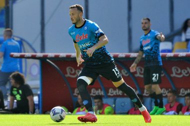 Napoli 'den Amir Rrahmani, Napoli ile Torino arasındaki İtalya Serie A ligi maçında, Toroli 3, Torino 1, Diego Armando Maradona Stadyumu' nda oynandı..