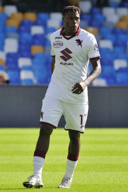Torino 'dan Wilfried Singo, İtalya Serie A Ligi maçında Napoli - Torino final maçı, Toroli 3, Torino 1, Diego Armando Maradona Stadyumu' nda oynandı..