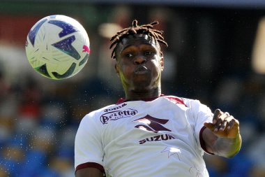 Torino 'dan Wilfried Singo, İtalya Serie A Ligi maçında Napoli - Torino final maçı, Toroli 3, Torino 1, Diego Armando Maradona Stadyumu' nda oynandı..