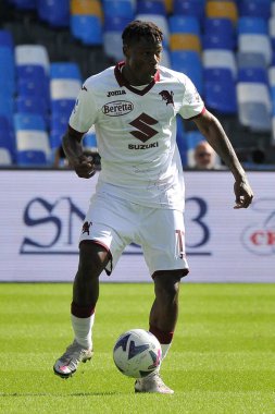 Torino 'dan Wilfried Singo, İtalya Serie A Ligi maçında Napoli - Torino final maçı, Toroli 3, Torino 1, Diego Armando Maradona Stadyumu' nda oynandı..