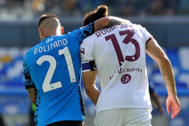 Napoli 'den Matteo Politano oyuncusu ve Torin' den Ricardo Rodriguez, İtalya Serie A Ligi maçında Napoli - Torino final maçı, Napoli 3, Torino 1, Diego Armando Maradona Stadyumu 'nda oynandı..