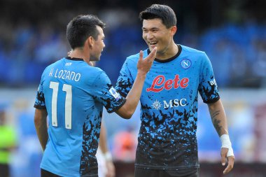 Napoli 'den Kim Minjae ve Hirving Lozano, Napoli ile Torino arasındaki İtalya Serie A ligi maçında, Napoli 3, Torino 1, Diego Armando Maradona Stadyumu' nda oynandı..