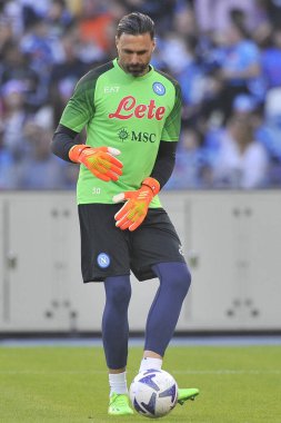 Napoli 'nin Salvatore Sirigu oyuncusu, İtalya serisi şampiyonası sırasında Napoli - Bologna final maçı, Napoli 3, Bologna 2, Diego Armando Maradona Stadyumu' nda oynandı..