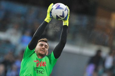 Napoli 'nin Alex Meret oyuncusu, Napoli-Bologna maçında, Napoli 3, Bologna 2, Diego Armando Maradona Stadyumu' nda oynandı..