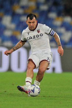 Bologna 'nın Gary Medel oyuncusu, İtalya serisi şampiyonası sırasında Napoli - Bologna final maçı, Napoli 3, Bologna 2, Diego Armando Maradona Stadyumu' nda oynandı..