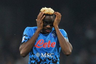 Napoli 'nin Victor Osimhen oyuncusu, İtalya serisi şampiyonasında Napoli, Bologna final maçında, Napoli 3, Bologna 2, Diego Armando Maradona Stadyumu' nda oynandı..