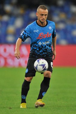 Napoli 'li Stanislav Lobotka oyuncusu, Napoli - Bologna final maçı sırasında Diego Armando Maradona Stadyumu' nda oynandı..