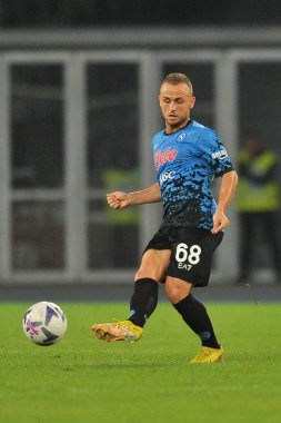 Napoli 'li Stanislav Lobotka oyuncusu, Napoli - Bologna final maçı sırasında Diego Armando Maradona Stadyumu' nda oynandı..