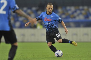 Napoli 'li Stanislav Lobotka oyuncusu, Napoli - Bologna final maçı sırasında Diego Armando Maradona Stadyumu' nda oynandı..